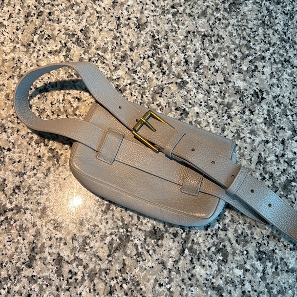 Auxiliary belt bag by Aritzia. - Picture 4 of 11